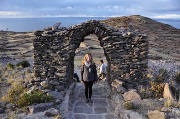Arco de pedra no caminho para o Santuário Pachatata, pponto mais alto da ilha Amantani, no lago Titicaca, no Peru